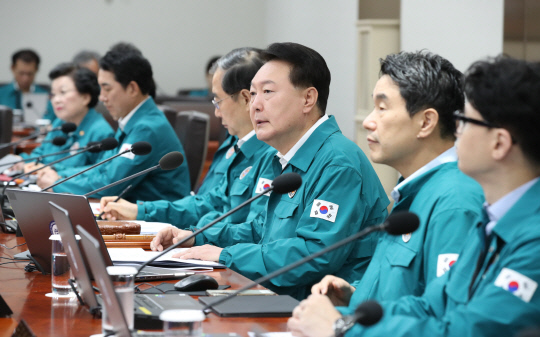 윤석열 대통령이 지난 18일 서울 용산 대통령실 청사에서 열린 국무회의에서 발언하고 있다. 대통령실통신사진기자단=연합뉴스